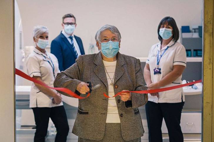 sr-susan-armond-unveils-the-new-mri-scanner.jpg